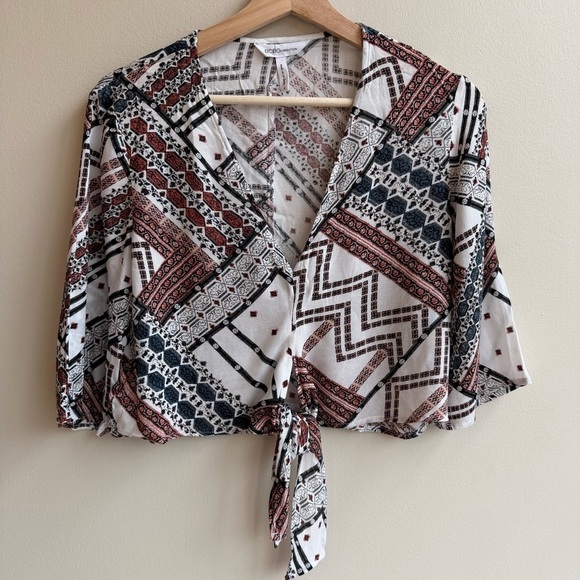 BCBG Geometric Boho Tie-Front Blouse Lightweight Statement Top - Picture 4 of 12